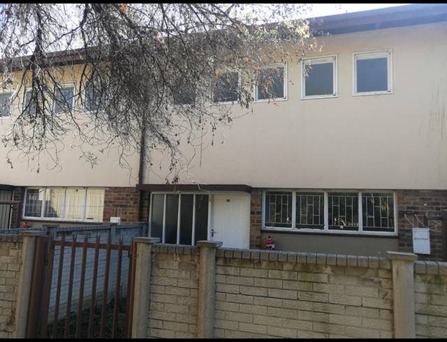 2 BEDROOM TOWNHOUSE FOR SALE IN SASOLBURG CENTRAL